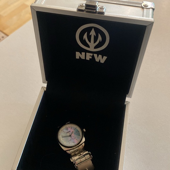 NFW quartz watch with box - Picture 9 of 9